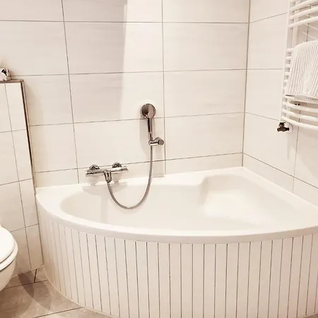 Zentral Und Ruhig Gelegene 3-zimmerwohnung Mit Gehobener Ausstattung 아파트 람스타인-미젠바흐